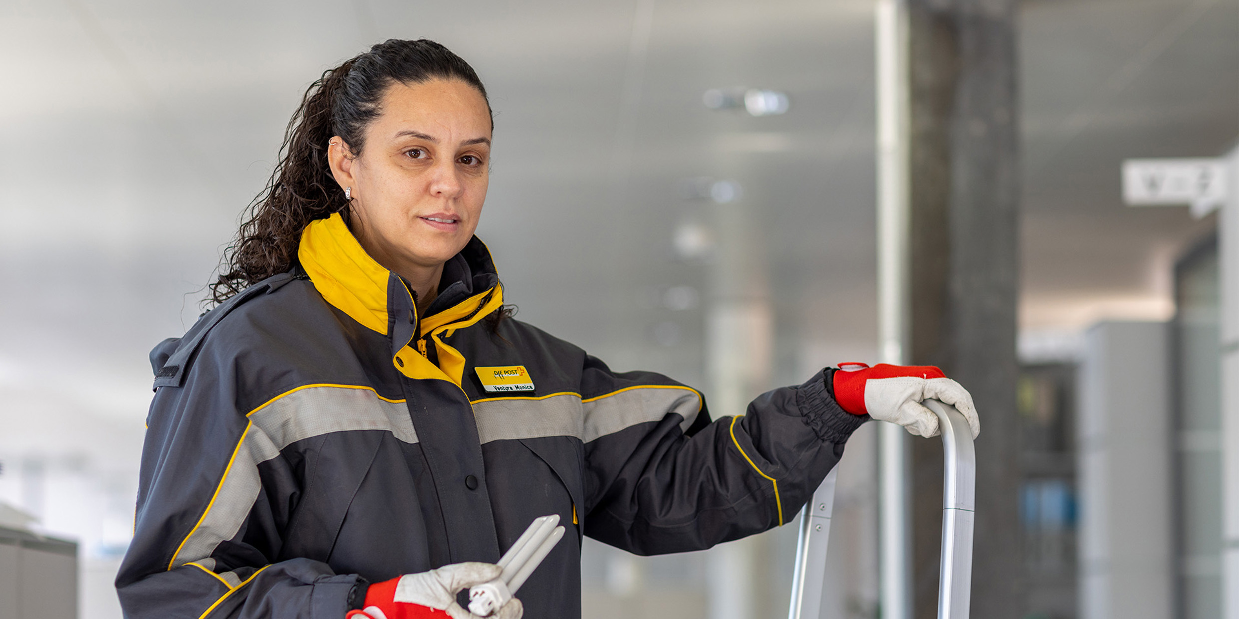 Dipendente postale che lavora